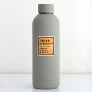 Pu&ograve; includere: Una bottiglia d'acqua grigia con un'etichetta marrone e gialla che recita "Water" e contiene il testo "It is the source of Life! It is sure to hydrate you. +10 Energy +150 Health".