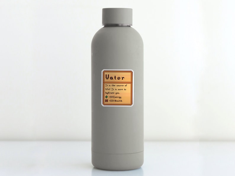 Pu&ograve; includere: Una bottiglia d'acqua grigia con un'etichetta marrone e gialla che recita "Water" e contiene il testo "It is the source of Life! It is sure to hydrate you. +10 Energy +150 Health".