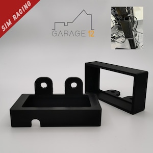 Op de afbeelding: Twee zwarte rechthoekige plastic dozen met afgeronde hoeken en een klein gaatje aan de zijkant. De dozen zijn ontworpen om elektronica in te bewaren en hebben twee kleine gaatjes aan de bovenkant.