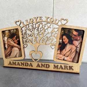 Personalisierter Fotorahmen aus Holz mit individuellem Namen / UV-Druck auf dem Holz / Lasergravierter Fotorahmen