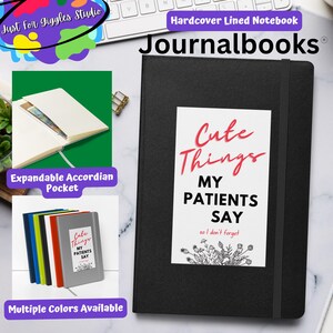 Puede incluir: Cuaderno negro de tapa dura con líneas con una pegatina blanca que dice "Cute Things My Patients Say so I don't forget". La pegatina tiene un título rojo y dibujos de flores en negro. El cuaderno está disponible en varios colores.