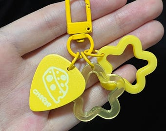 Llavero de púa de guitarra con queso, cierre giratorio amarillo y estrellas acrílicas. Bonito regalo de comida, regalo de Año Nuevo, regalo para guitarristas, regalo divertido.