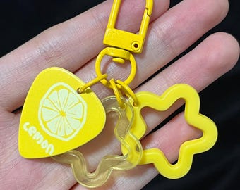 Llavero de púa de guitarra con forma de rodaja de limón, cierre giratorio amarillo y estrellas acrílicas. Bonito regalo de comida, regalo de Año Nuevo, regalo para guitarristas, regalo soleado.