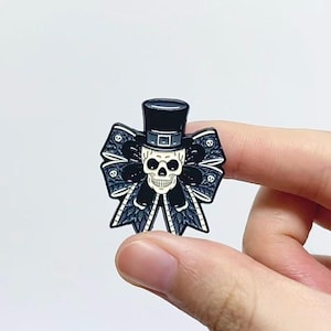 Pin esmaltado de calavera con lazo en sombrero de copa: cinta negra y marfil, motivo de calaveras diminutas / Para chaquetas, bolsos italianos, tableros de anuncios, Halloween, coleccionistas góticos
