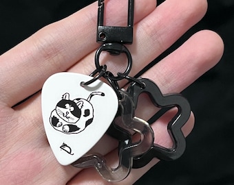 Llavero con púa de guitarra de gato persiguiendo a un ratón, con cierre giratorio y dijes acrílicos, regalo de Año Nuevo, para guitarristas, amantes de la música, dije para bolso.