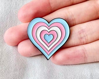 Pin de esmalte de corazón del Orgullo Trans: capas en azul pastel, rosa y blanco / Para chaquetas, bolsos italianos, mochilas, tableros de anuncios, desfiles y eventos del Orgullo