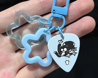 Llavero con púa de guitarra de gato, cierre giratorio azul y eslabones de estrella. Regalo de Año Nuevo, regalo para guitarristas, regalo para estudiantes de música, regalo divertido para gatos.