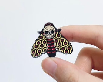 Pin de esmalte de polilla calavera, color crema, alas rojas con patrón hexagonal, estilo calavera / Para chaquetas, bolsos, mochilas, tableros de anuncios, Halloween, colección