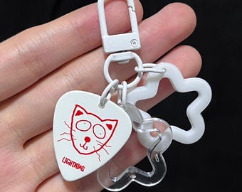 Llavero de púa de guitarra con diseño de gato relámpago, cierre giratorio blanco y estrellas acrílicas. Regalo de Año Nuevo para guitarristas.
