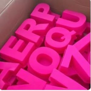 Riesige 6-Zoll-rosa Buchstaben-Silikonformen A Z - PLUS kaufmännisches Und-Zeichen perfekt für Harze