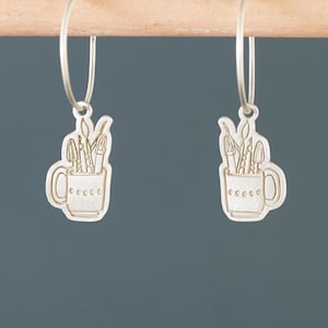 Pendientes de taza con pinceles, pendientes plata de aro taza, pendientes divertidos, pendientes de aro en plata de ley, envío desde españa
