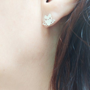 Peut inclure: Boucles d'oreilles en argent en forme de chauve-souris avec de petits yeux ronds.