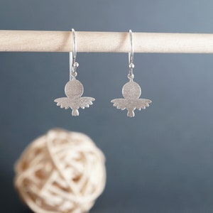 Pendientes colgantes de plata de gorrión, pendientes de aves, gorrioncito, pendientes pequeños de animales. oku workshop, diseños originales