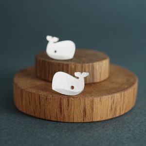 Zilveren oorstekers babywalvis, kleine walvisoorbel, walvisoorbel, origineel ontwerp, zilver, oorbellen met dierenoorbellen, schattige lasersieraden