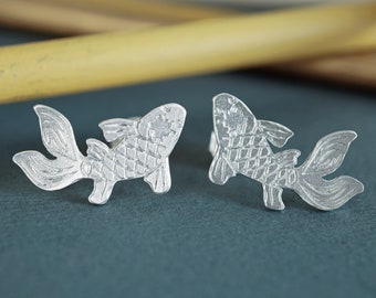 Boucles d'oreilles poissons koi, Puces d'oreilles, Vie de rivière, Argent sterling, Bijoux animaux, Découpe laser originale, Dessin d'une forme en métal