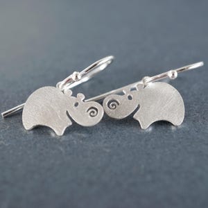 Orecchini pendenti a forma di ippopotamo, piccoli orecchini a gancio a forma di ippopotamo, ippopotamo in argento, design originale, argento sterling, cartone animato, piccoli gioielli