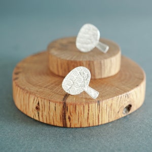 Pendientes plata árbol, diseño original, plata mate, pendientes pegados plata mate, pendientes árbol, joyería minimalista, árbol y hojas