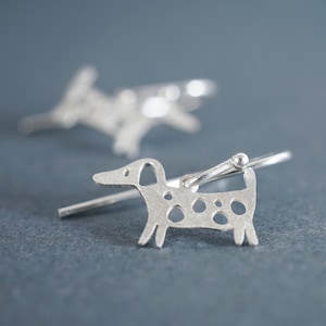 Pendientes de plata con perrito colgante, pendientes plata mate, joyería divertida, pendientes plata de ley, pendientes dachshund pequeños