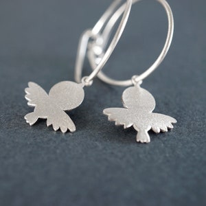 Pendientes de aro de plata de gorrión, pendientes de aves, gorrioncito, pendientes pequeños de animales. oku workshop, diseños originales