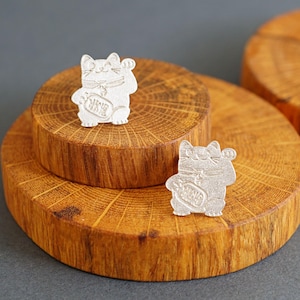 Piccoli orecchini a forma di gatto portafortuna, orecchini Neko Post, borchie Neko in argento, design originale, argento sterling, cultura orientale, graziosi gioielli in argento
