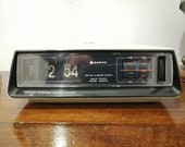 SANYO RM 5010 radio alarm flip clock reaconditioned working. Power supply 120 200 240V - 50 60 Hz