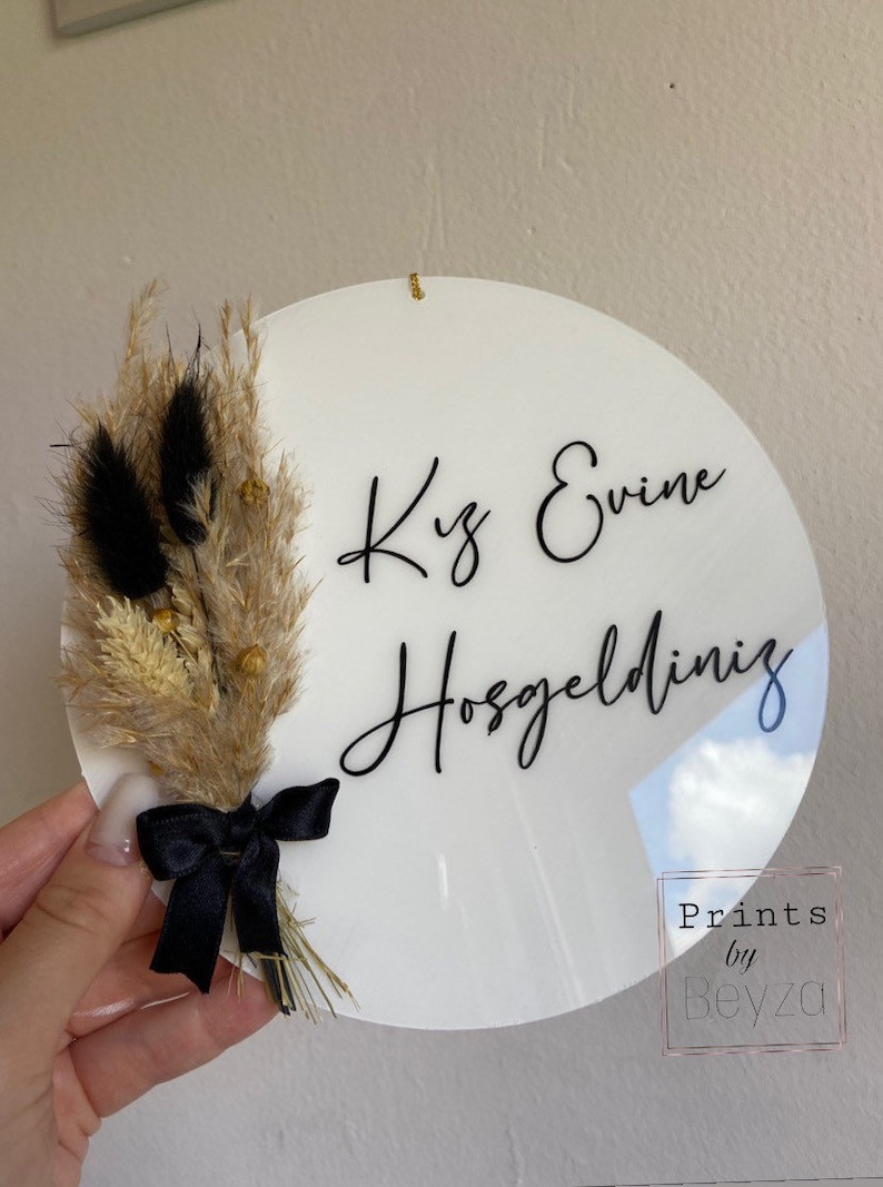 Door sign with dried flowers or pearls | Custom text | Kız Evine Hoşgeldiniz | Kız Evi Naz Evi | Welcome sign | Acrylic glass image 3