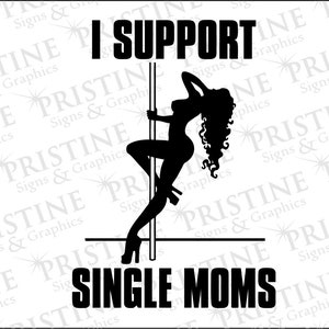 Peut inclure: Graphique de silhouette noire avec le texte "I SUPPORT SINGLE MOMS". L'image représente une femme faisant de la pole dance. L'arrière-plan présente un motif répété des mots "PRISTINE Signs & Graphics."