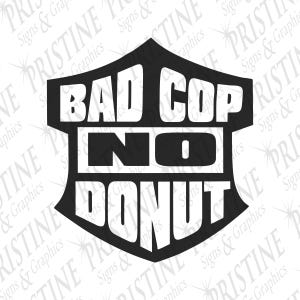 Puede incluir: Un diseño gráfico en blanco y negro con el texto "BAD COP NO DONUT" en forma de escudo. El texto está en negrita, en una fuente sans-serif, con las palabras apiladas verticalmente.