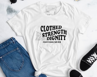 Vestida con camiseta de fuerza y dignidad