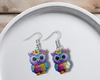 Boucles d'oreilles pendantes colorées avec une chouette : des bijoux d'été amusants
