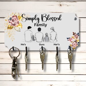 Simply Blessed Family of 4, Hès Her's Ours Key Organizer voor wandrekhouder 10 x 5 inch MDF gesublimeerd houten bord