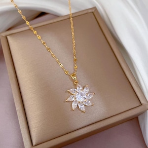 18K Gold Plated Flower Pendant Necklace - Stainless Steel Jewelry