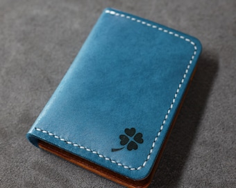 Cartera de cuero azul delgada personalizada: tarjetero de cuero minimalista para hombres y mujeres, hecha a mano, lista para regalar, duradera y compacta