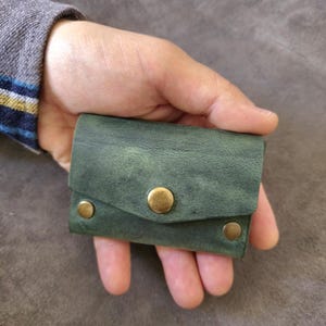 Mini billetera hecha a mano, cuero Crazy Horse verde mate, billetera simple