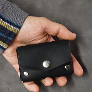 Handgefertigte Mini Geldbörse aus mattem schwarzem Crazy Horse Leder, schlichte Geldbörse
