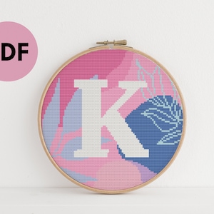 Padrão inicial em ponto cruz - Letra do monograma - Rosa Roxo - Decoração de berçário - Abstrato - Floral botânico - Letras do alfabeto - Dia das Mães
