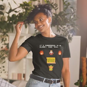 ¡Es peligroso ir solo! Llévate este diploma: Camiseta de algodón unisex / Regalos DND / Dragones y mazmorras / D&D / Graduación / Zelda / Link