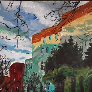 以下が含まれることがあります： 赤い屋根と緑の壁を持つ建物を描いた絵画で、木々や枝によって一部が隠されています。空は曇っていて青いです。