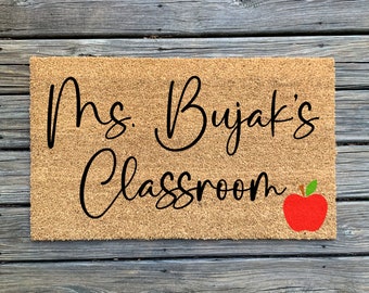 Custom Name Teacher Doormat // Classroom Welcome Mat // Classroom Decor // Back to School Teacher Gift // Teacher Thank You Gift