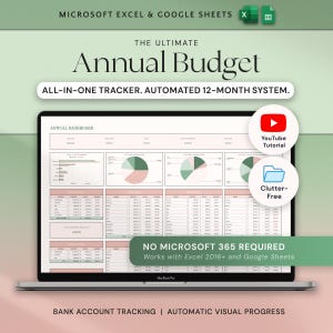 Op de afbeelding: Een laptop met een spreadsheet met de titel "Annual Budget". Het scherm toont grafieken en gegevenstabellen. Tekst bevat "All-in-one tracker", "Automated 12-month system" en "No Microsoft 365 required". Een YouTube-tutorial en pictogrammen voor overzichtelijk zijn ook zichtbaar.