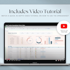 K&ouml;nnte beinhalten: Ein MacBook Pro-Laptop zeigt ein Demo-Video einer Task-Tracker-Tabelle. Der Bildschirm zeigt eine Tabelle mit Diagrammen und Daten, einschlie&szlig;lich des Textes "TASK TRACKER". Ein YouTube-Symbol mit dem Text "WATCH ON YOUTUBE" befindet sich oben rechts.