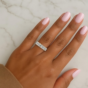 Ovaal geslepen Lab Diamond Eternity-band in 14 kt goud