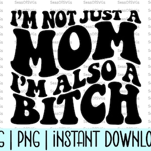 以下が含まれることがあります： 「I'M NOT JUST A MOM I'M ALSO A BITCH」というテキストの白黒グラフィックデザイン。テキストの下には「SVG | PNG | INSTANT DOWNLOAD」という文字があります。太字のレトロフォントです。