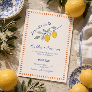 Puede incluir: Una invitación de boda color crema con borde punteado naranja y texto. La invitación presenta una ilustración de rama de limón y las palabras "Save the Date", "Bella & Connor" y la fecha de la boda. Limones y elementos florales rodean la invitación.