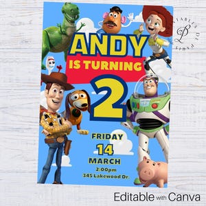 Può includere: Un invito di compleanno blu e giallo con personaggi del franchise di film Toy Story. L'invito dice "Andy compie 2 anni" e include la data e l'ora della festa.