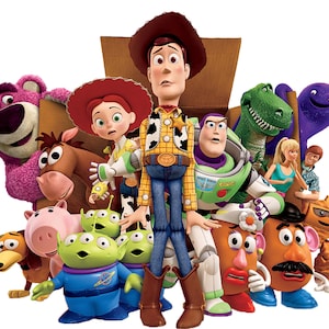 Puede incluir: Imagen colorida con personajes de Toy Story, como Woody, Buzz Lightyear, Jessie y otros. Los personajes est&aacute;n dispuestos en una composici&oacute;n din&aacute;mica, con una caja de cart&oacute;n en el fondo.