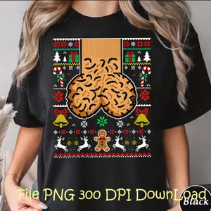 Peut inclure: Un t-shirt noir avec une impression graphique représentant une forme anatomique texturée de couleur beige, centrée au-dessus d'un motif de fête. Le design inclut des éléments rouges, verts et blancs comme des sucres d'orge, des cloches, des rennes et un bonhomme en pain d'épice.