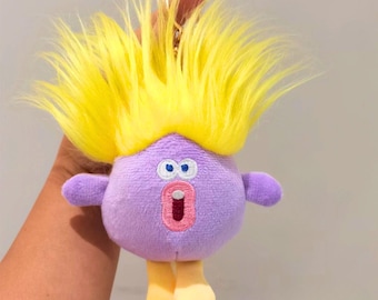 Llavero de peluche con labios de salchicha: divertido dije kawaii para bolso con pelo colorido