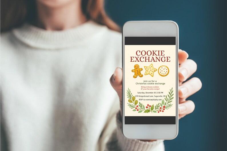 Op de afbeelding: Een smartphone toont een uitnodiging voor een "Cookie Exchange". Het ontwerp bevat peperkoek, een ster en een ronde koek. De uitnodiging bevat evenementdetails en decoratief gebladerte.