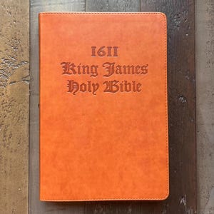 1611 King James Bible Facsimile: Gothic Font, Tan Faux Leather, Apocrypha